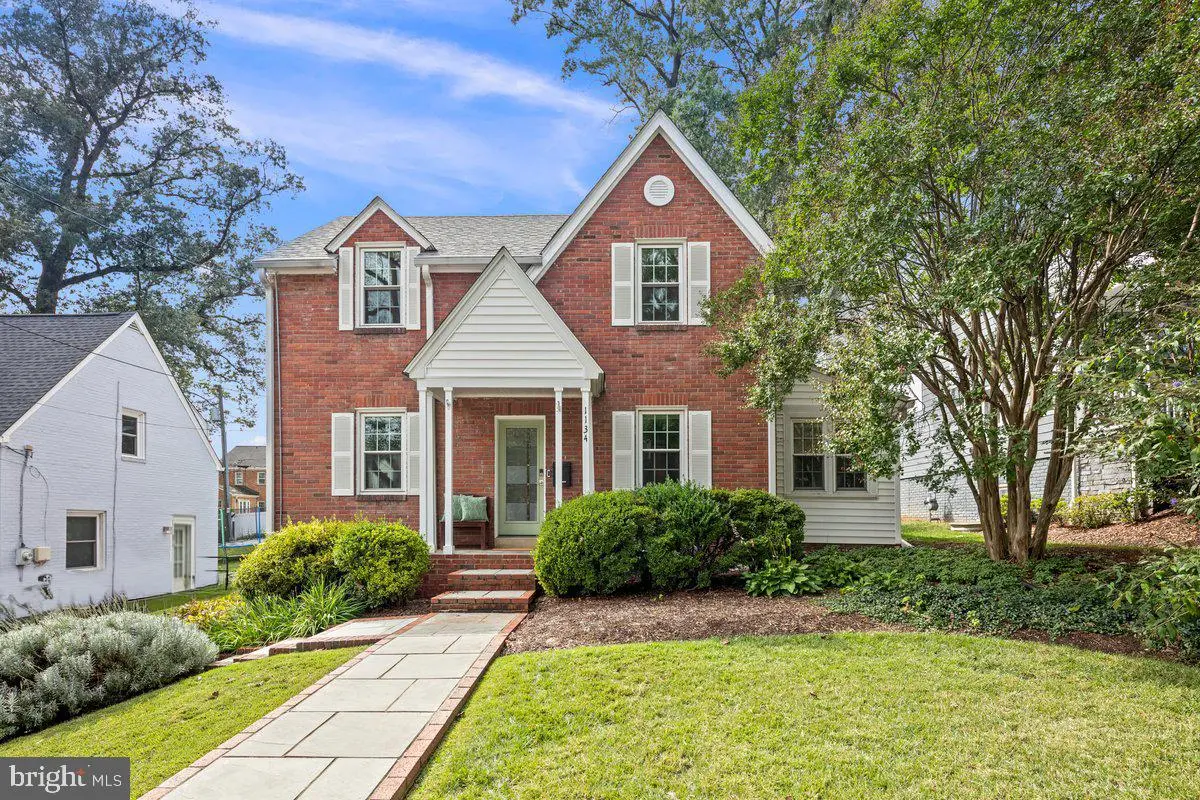Arlington, VA 22205 | 3 beds | 2.5 baths | $1,299,000